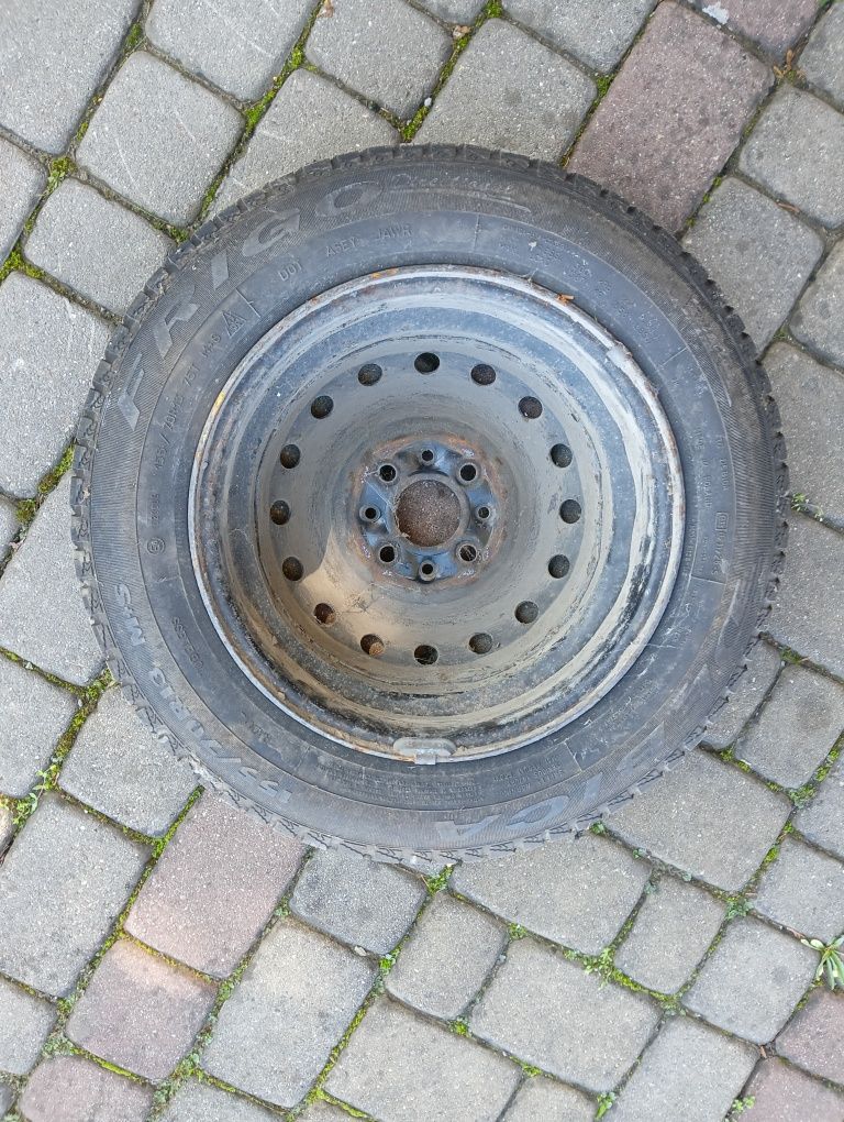 Opona z felgą w stanie dobrym