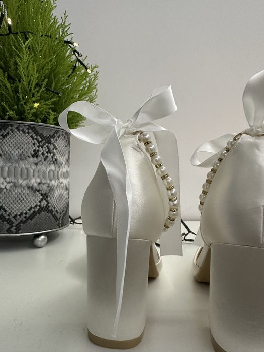 Białe czółenka na słupku