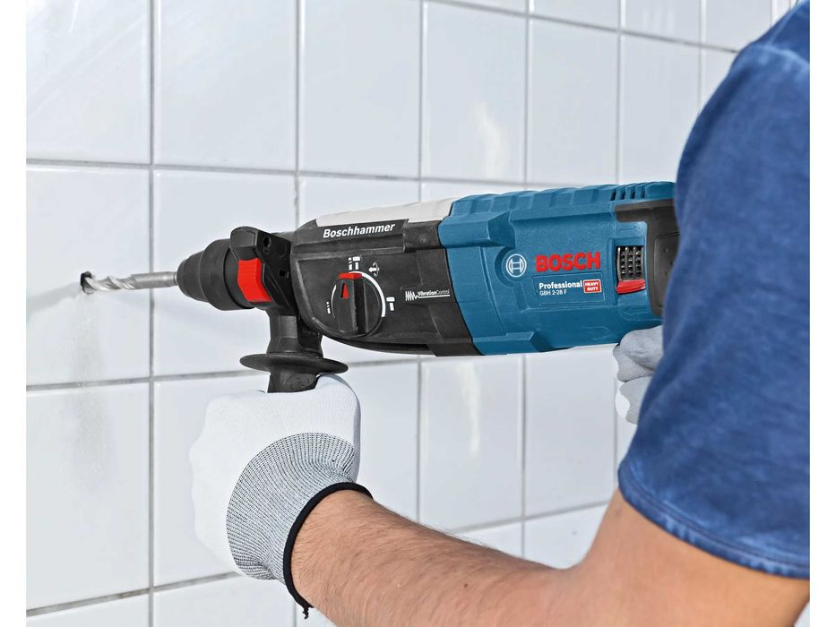 Wynajem, wypożyczalnia narzędzi. Piła do paneli, drewna. Piła ukośnica