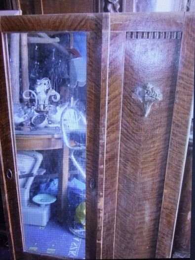 Drzwi do starej szafy z lustrem