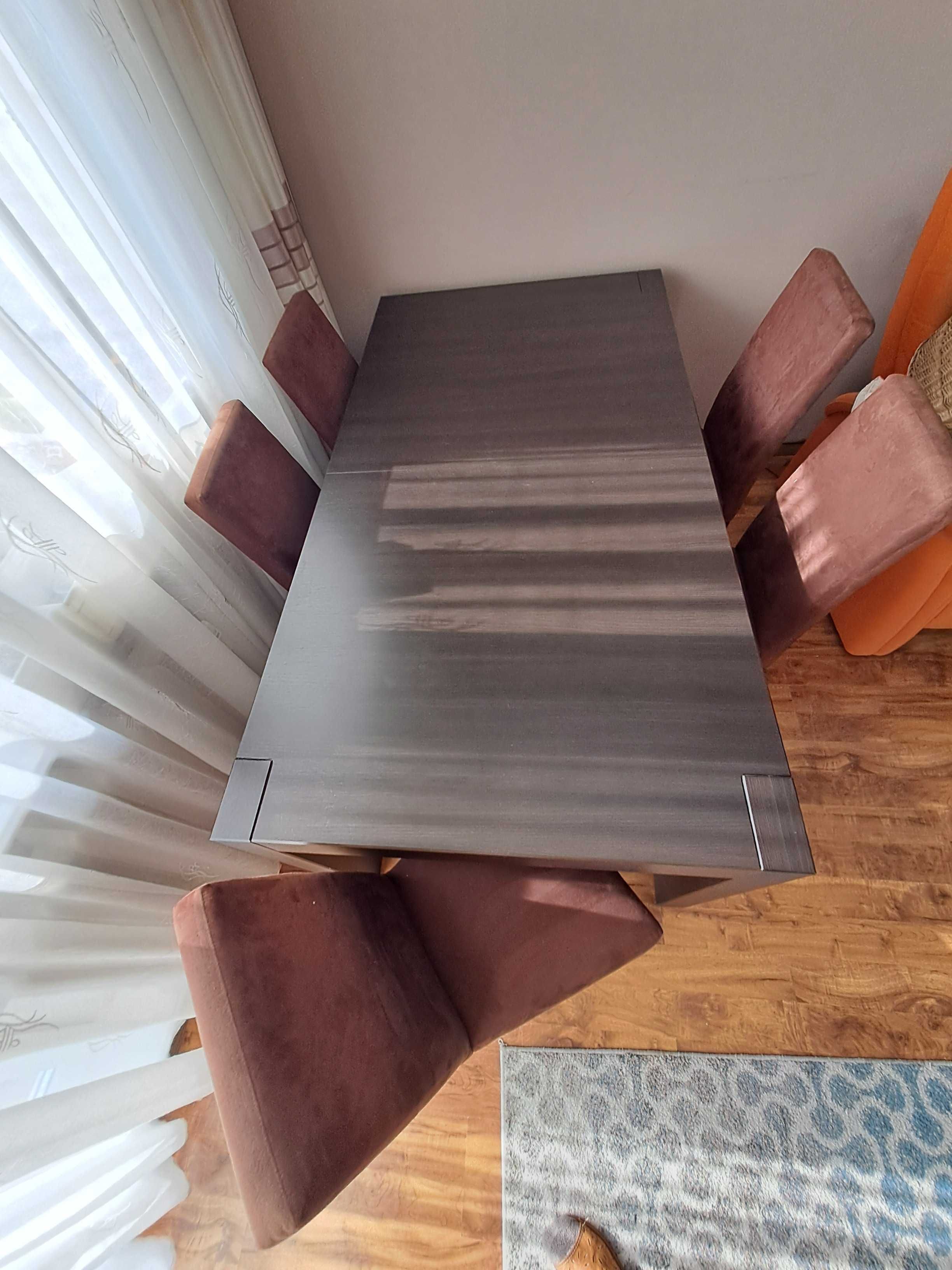 stół do jadalni lub do salonu