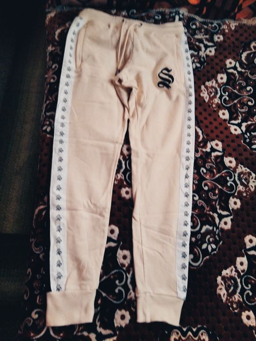 Спортивная одежда, модная