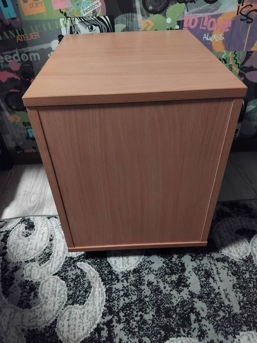 Продам тумбу на колёсиках.