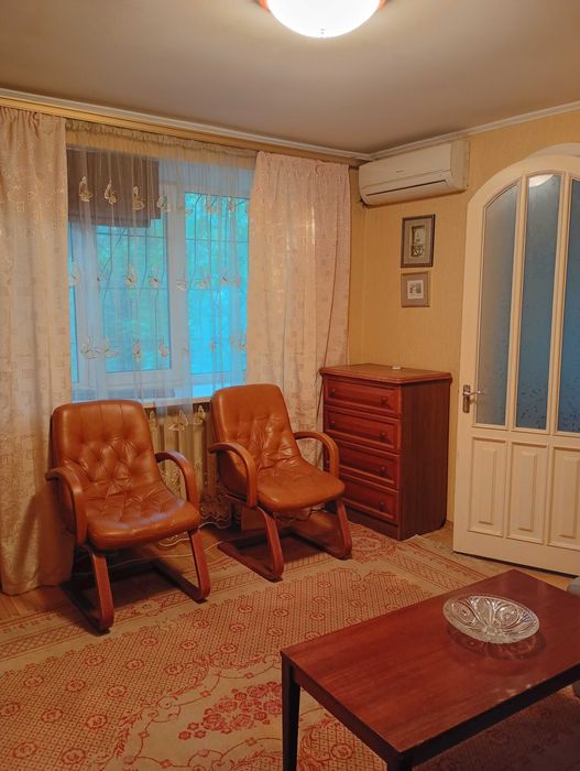 сдам две комнаты в трехкомнатной квартире с хозяйкой