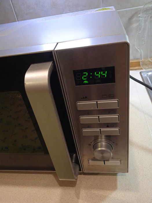 Микроволновая печка с грилем.