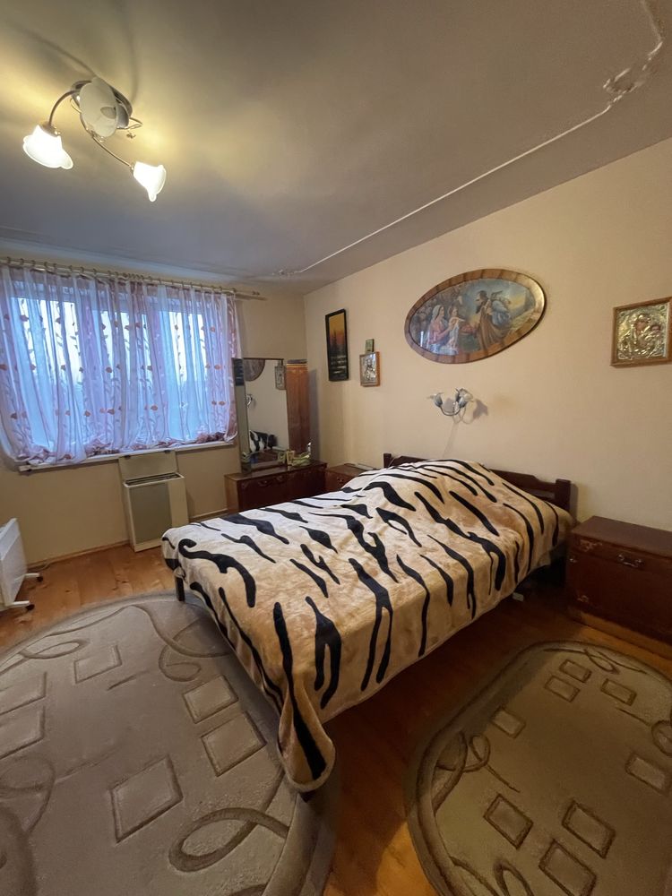 Продаж будинку поруч з центром