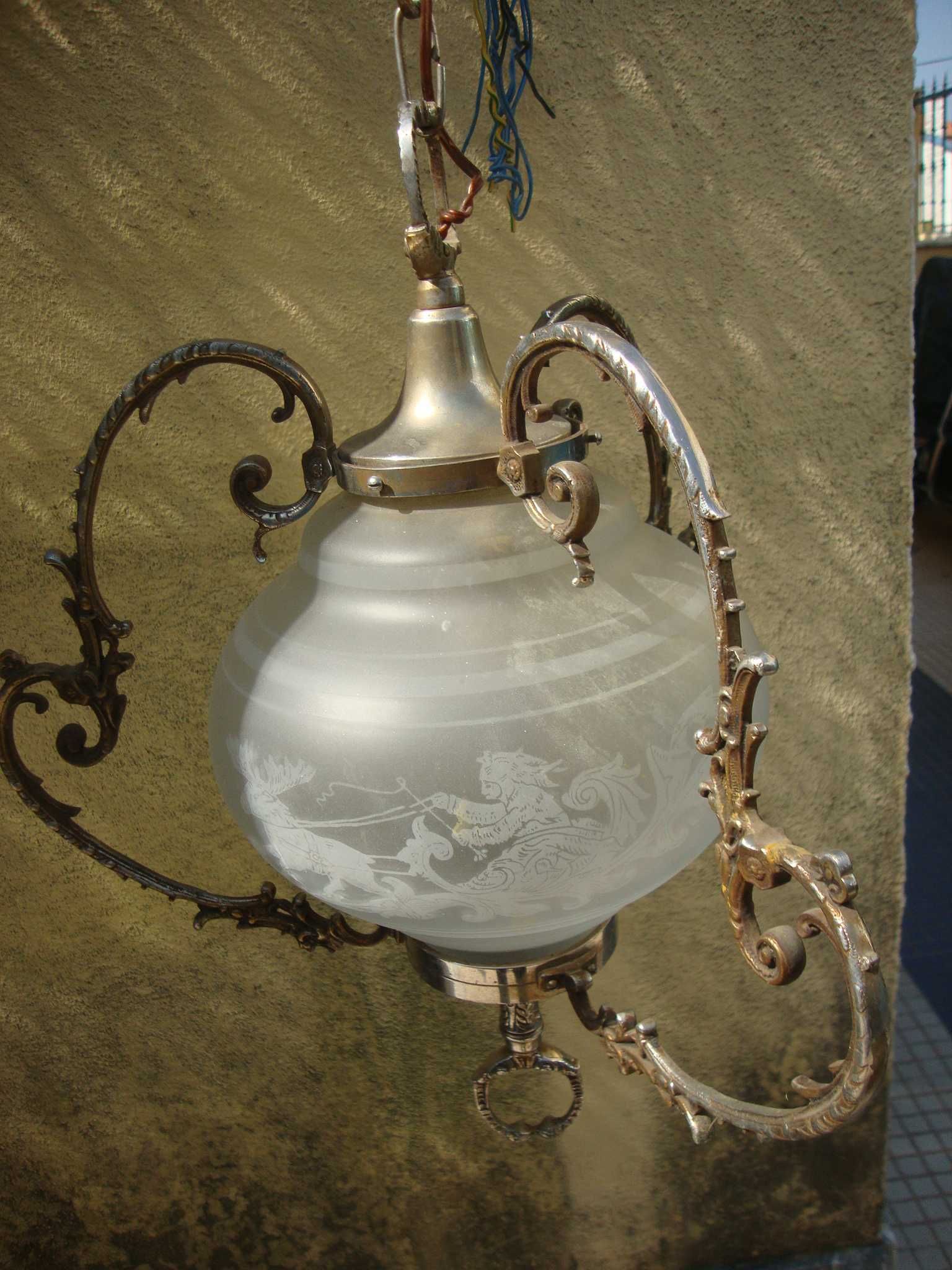 Vendo dois candeeiros iguais de tecto com estrutura em bronze.