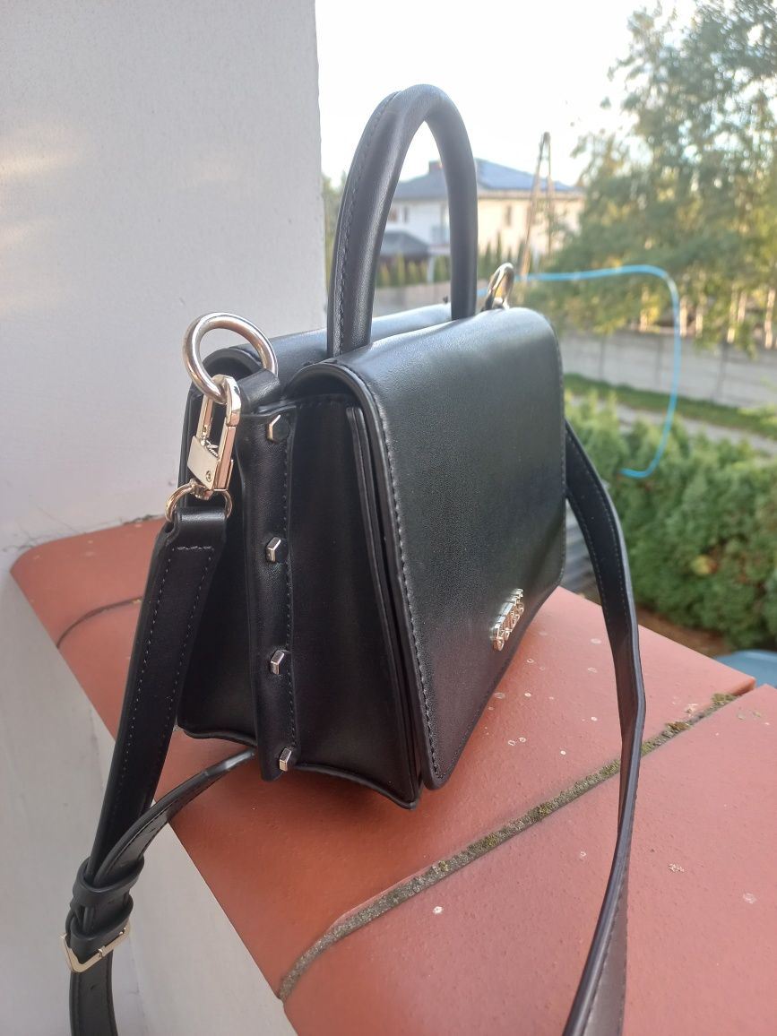Torebka, torba Guess, listonoszka, kuferek, czarna
