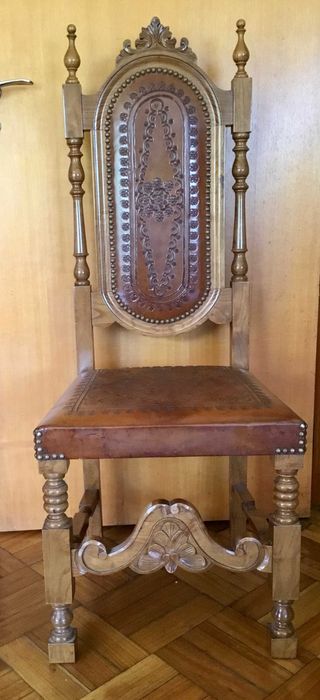 Cadeiras de sala de jantar em madeira maciça e pele.