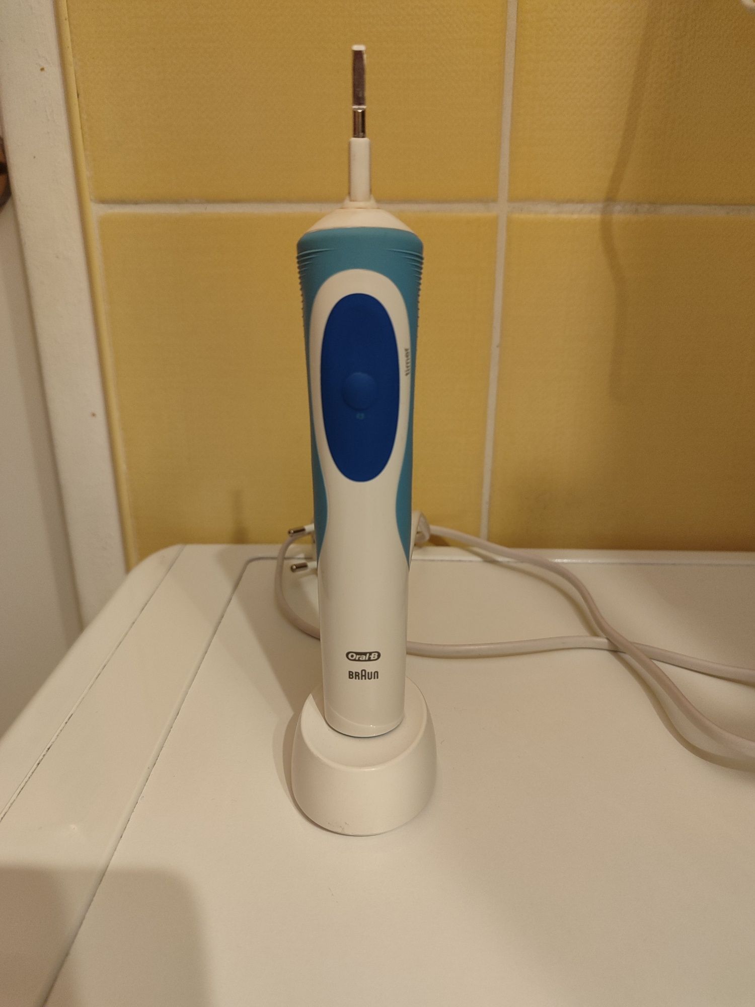 Sprzedam szczoteczkę Oral-B z ładowarką