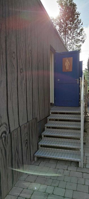 Mobilny kontener sanitarny z toaletami