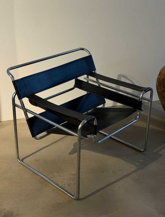 2 cadeiras vintage feitas de metal e couro