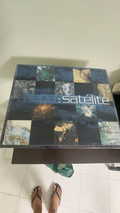 Livro ilustrado Planetary Visions "Mapa: Satélite"