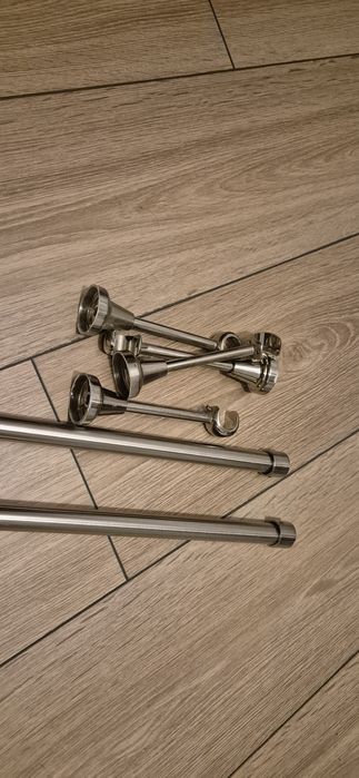 Trzy srebrne, pojedyńcze karnisze