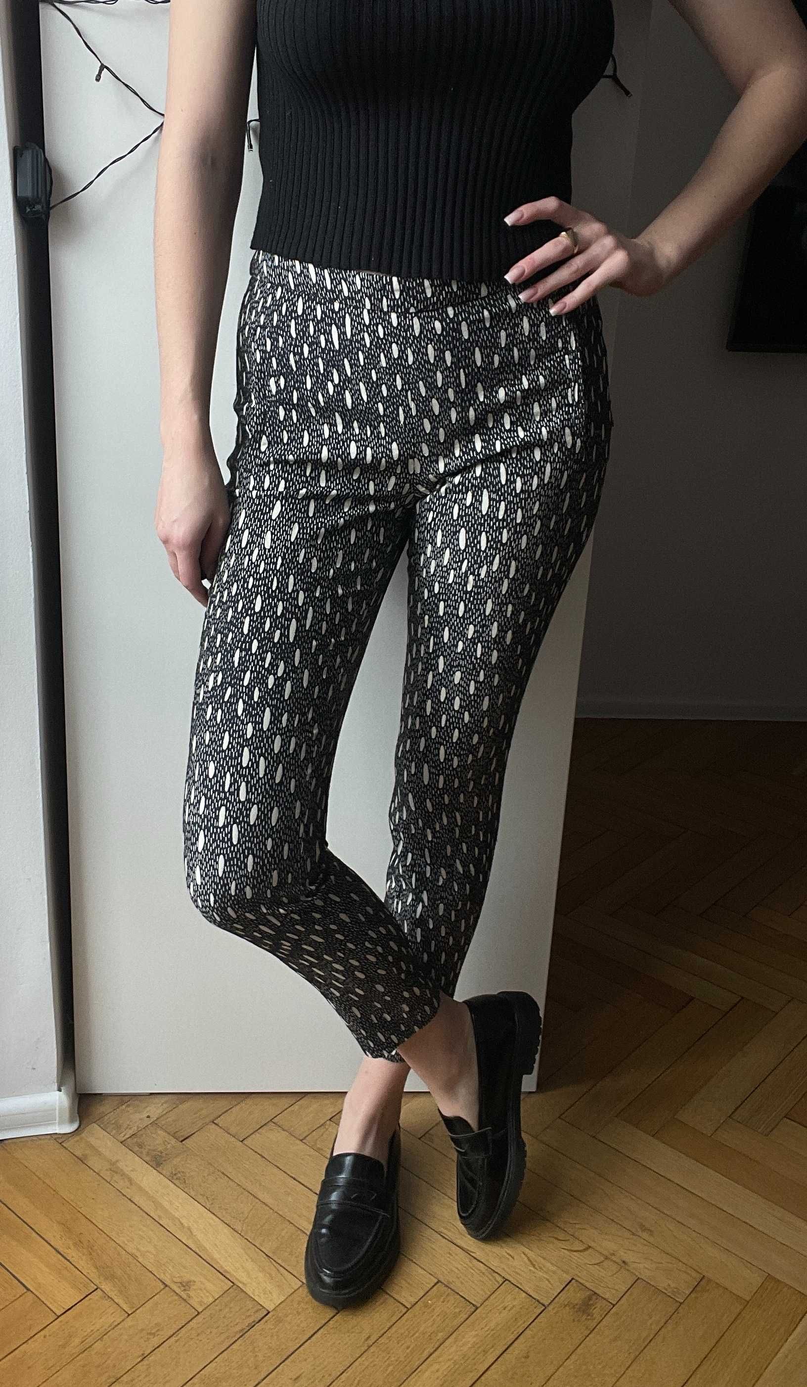 Eleganckie spodnie chinosy 7/8 we wzory Zara