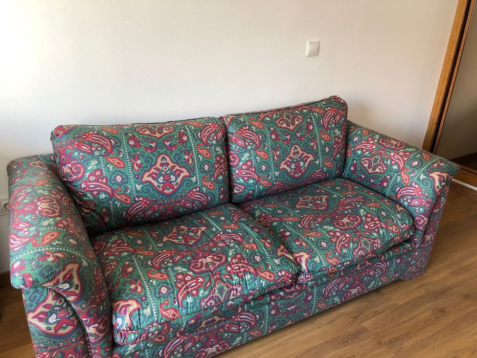 Sofá-cama estampado.