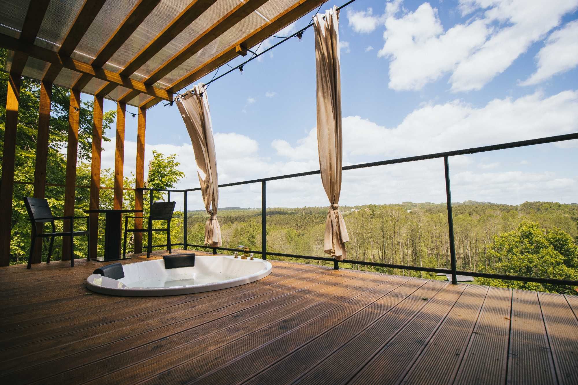 Domek na skale z jacuzzi sauna SPA na wyłączność nad jeziorem majówka
