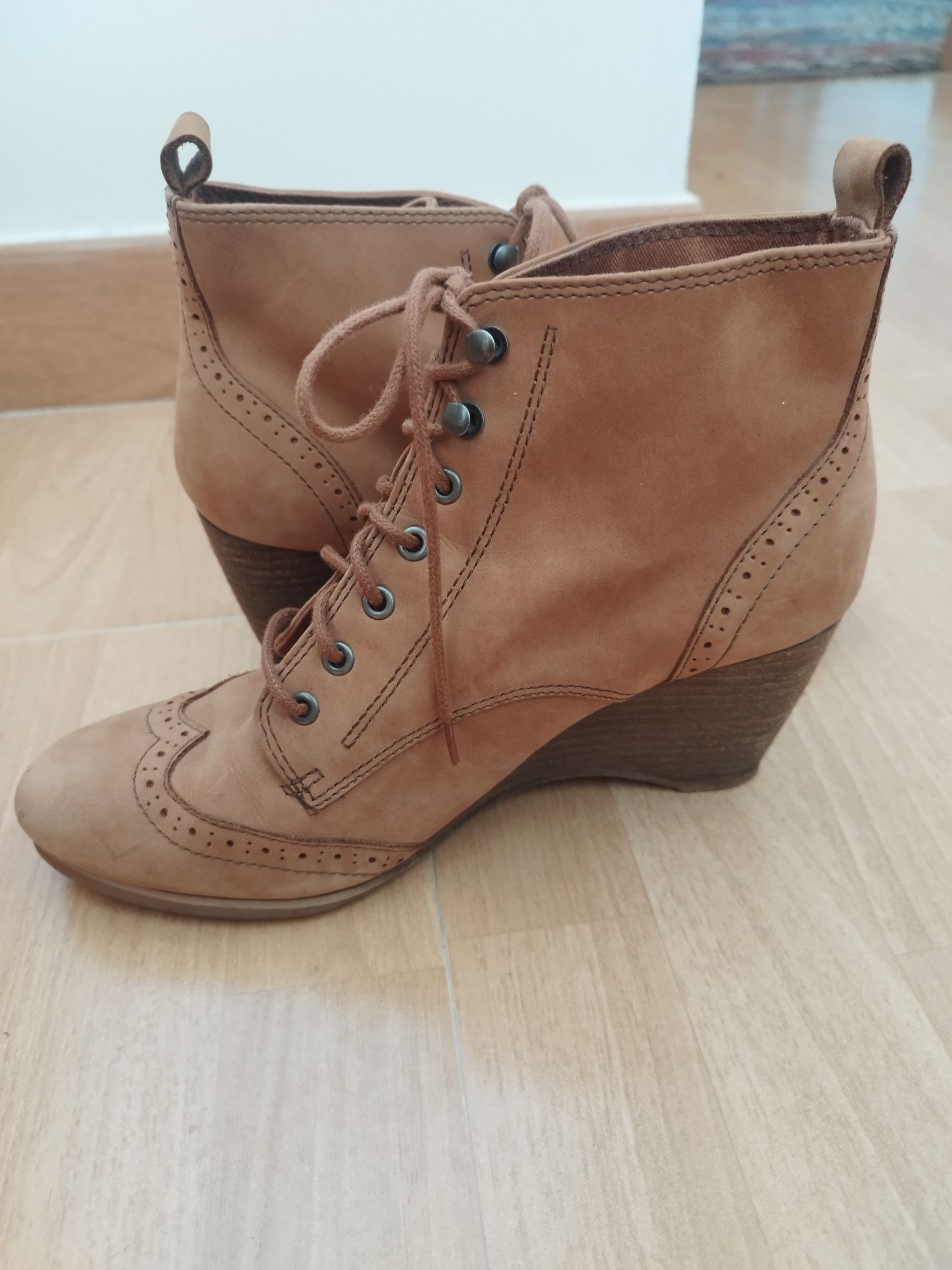 Lindos botas pelo tornozelo de camurça Esprit.Estado muito bom .Tamanh