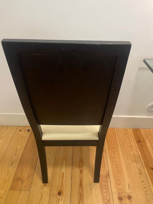 Cadeiras em madeira maciça e pele