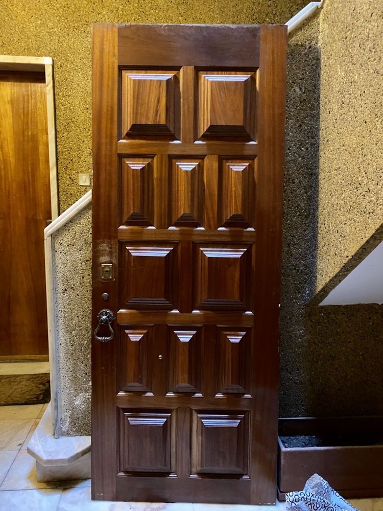 Porta de entrada principal em madeira maciça