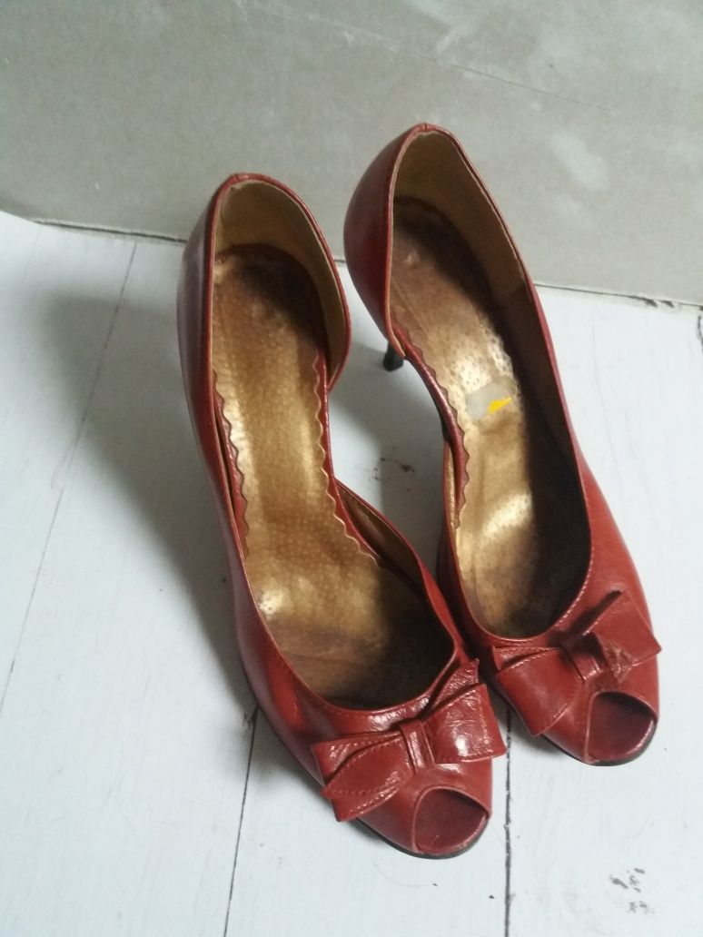 Czerwone czolenka open toe