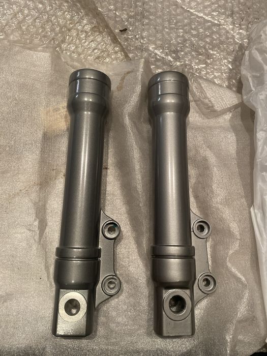 Piaggio FLY100/125/150 ZIP Laga Lagi Prawa/LewaZawieszenia Goleń650431