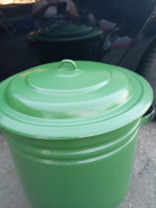 Duży garnek z przykrywką