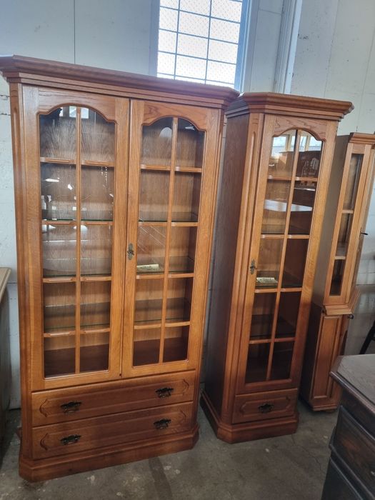 drewniana witryna biblioteka