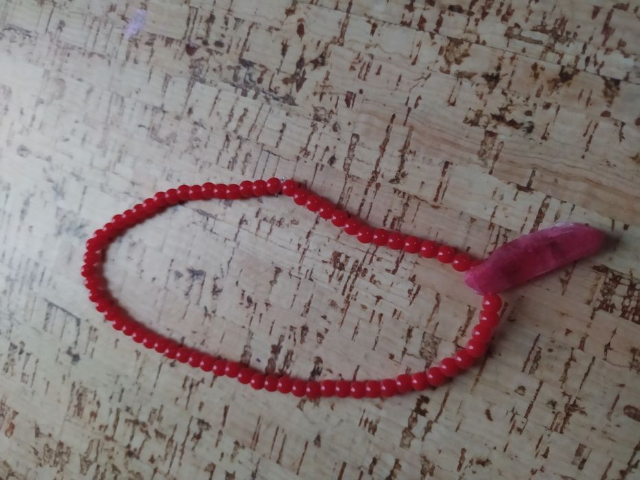 Czerwony naszyjnik z kamykiem