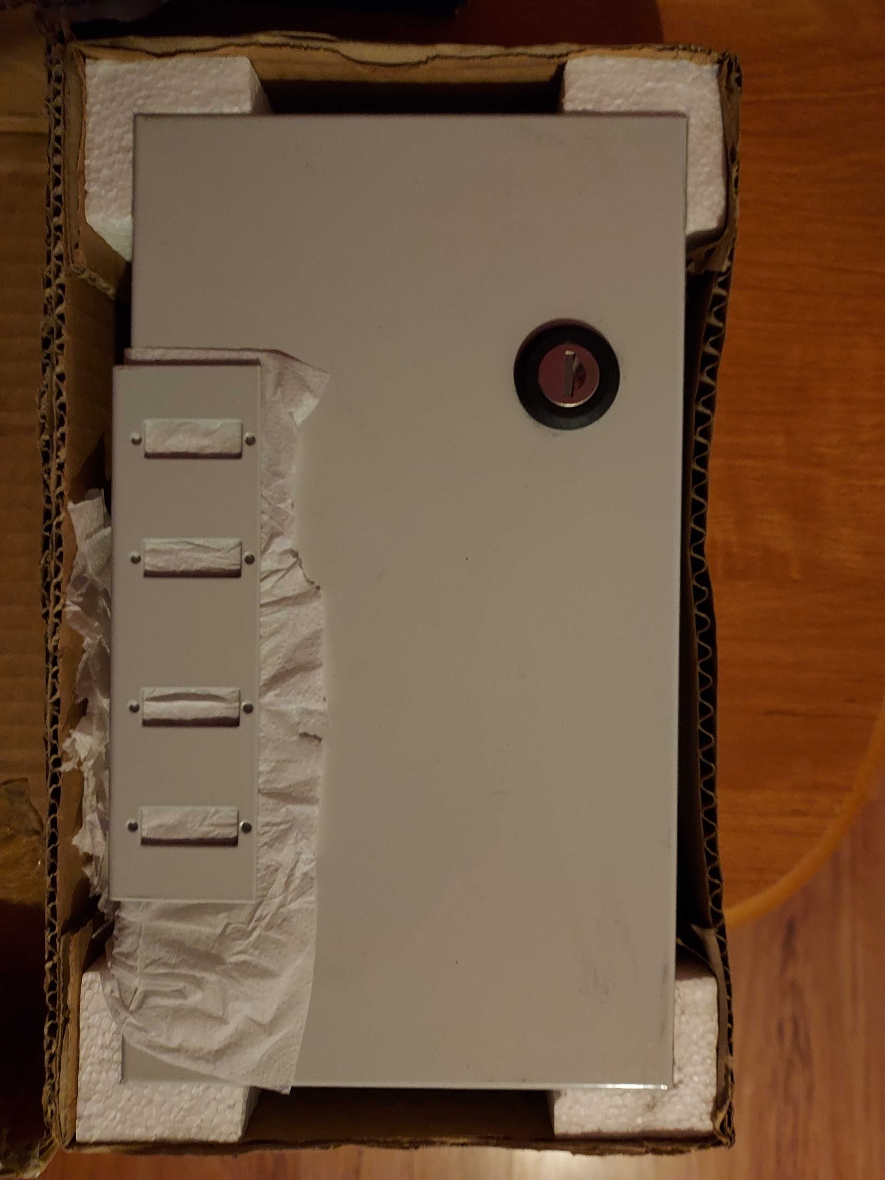 Naścienna szafka rozdzielcza mała BKT +
pigtail st/upc 24szt.