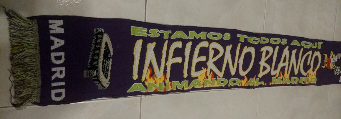 Cachecol.muito lindo de futebol