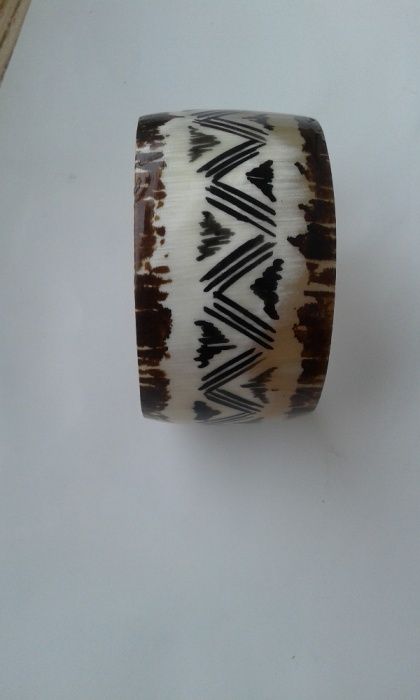 Bransoletka z Kenii ręcznie robiona z rogu bawoła.