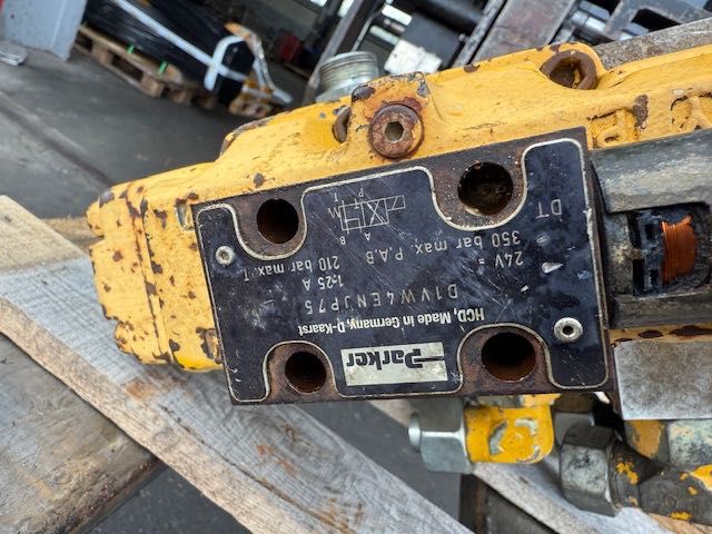 rozdzielacz hydrauliczny duży do wiertnicy bauer