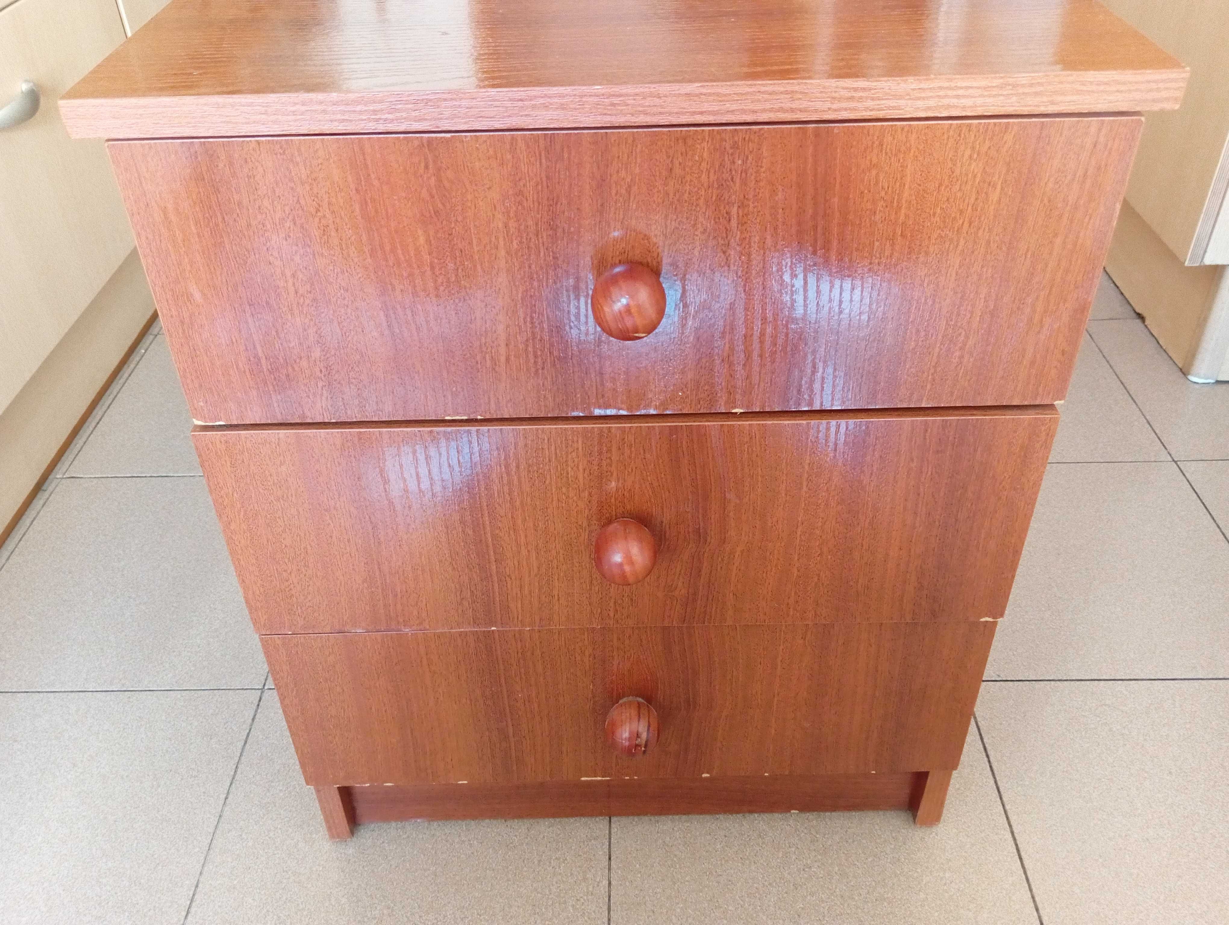 Mesa de cabeceira em madeira com 3 gavetas – usada