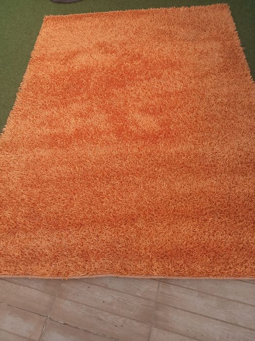 Tapete 2,20m x 1,60m pelo alto de cor laranja