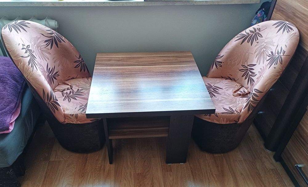 Zestaw mebli, meble stolik  plus 2 fotele/pufy z oparciem