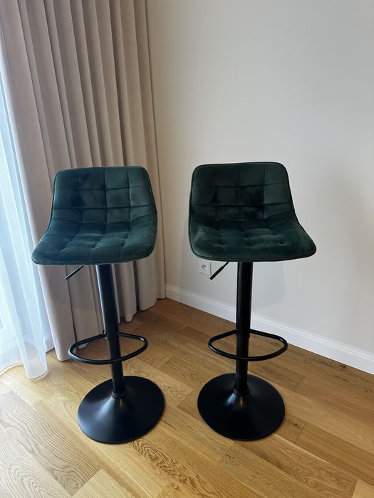 Obrotowe hokery z podnóżkiem