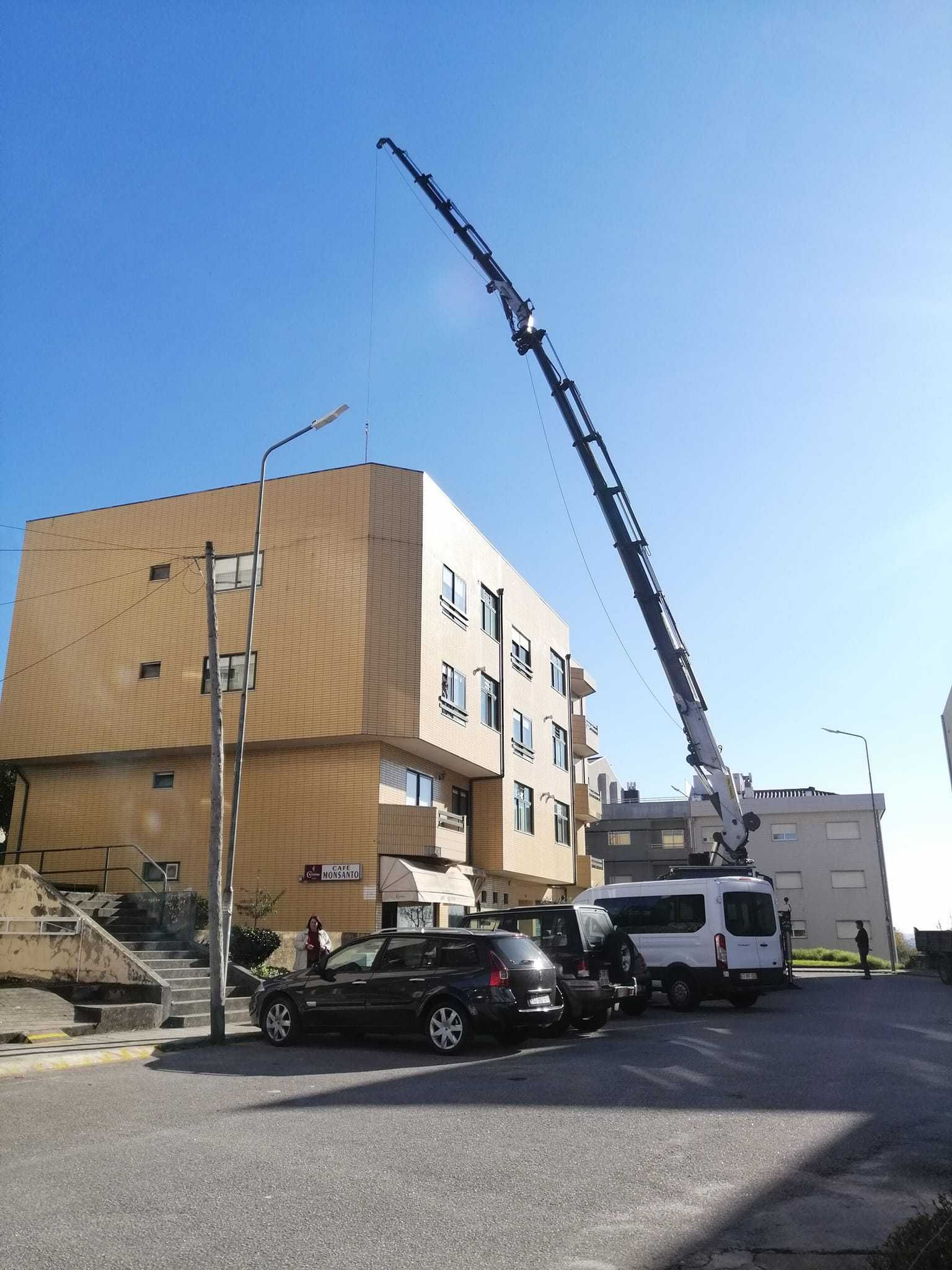 Serviços Aluguer camião grua elevação até 36ml e porta contentor 20"