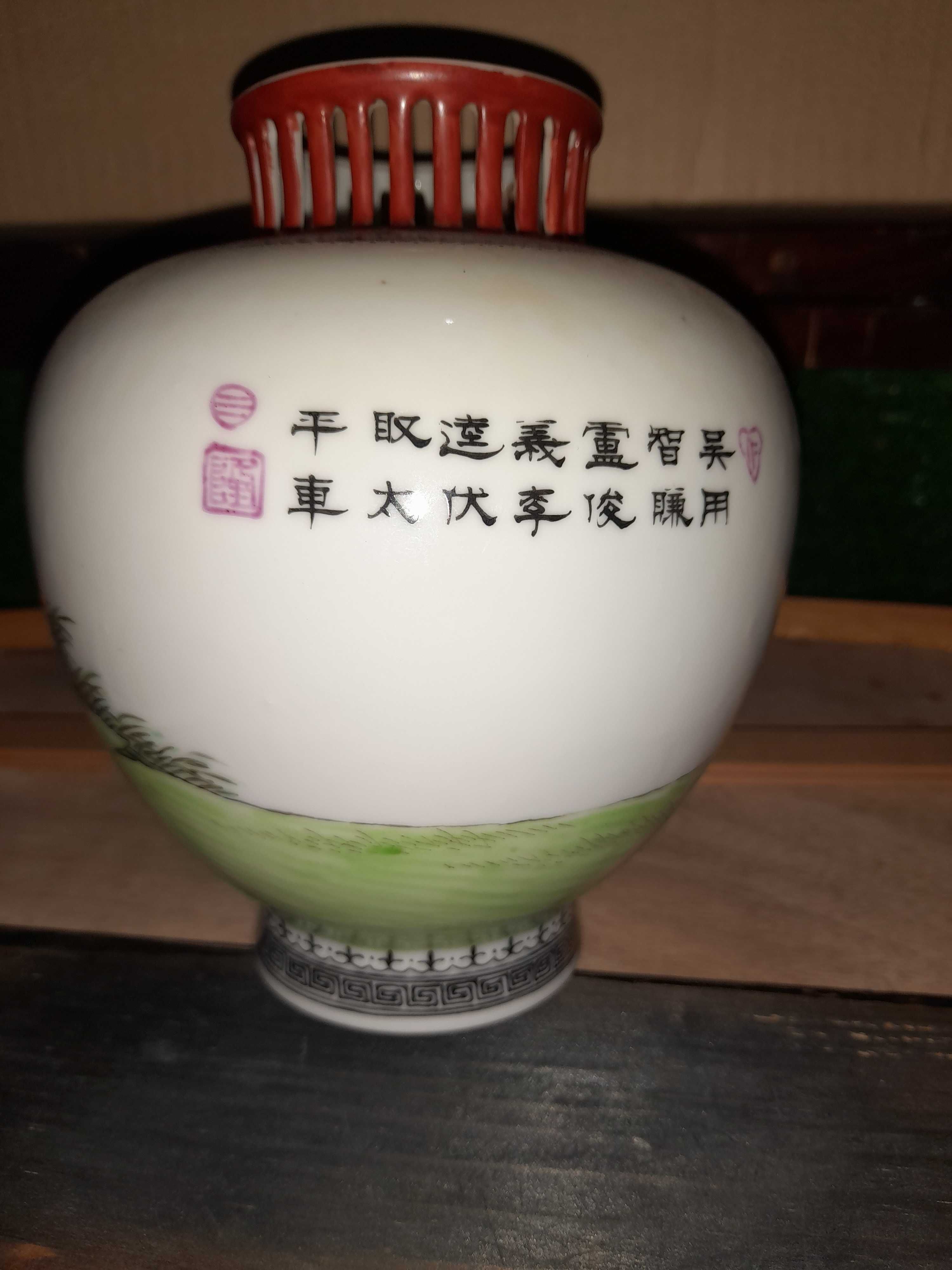 Jarra em porcelana japonesa com base em madeira séc. xx