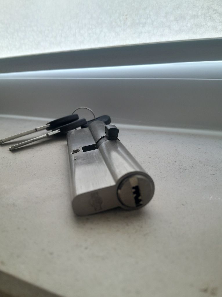 Fechadura para porta cromada