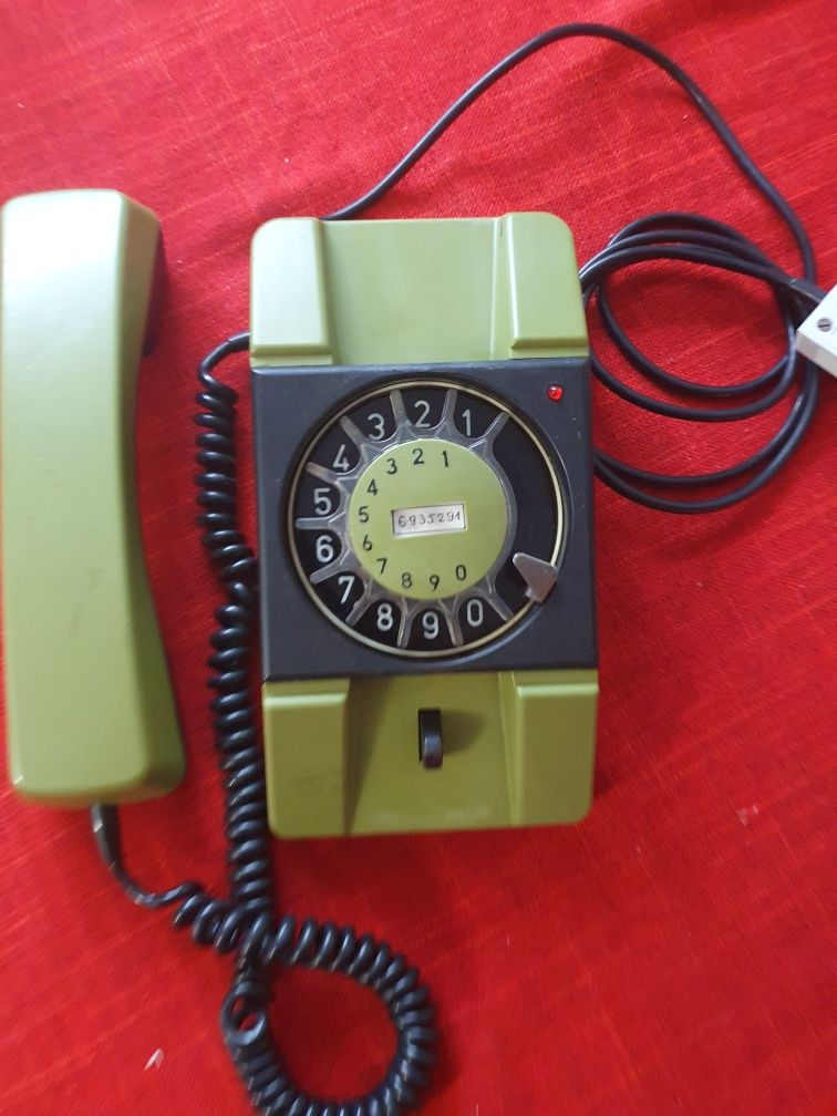 Stary telefon z tarczą obrotową PRL Telcom