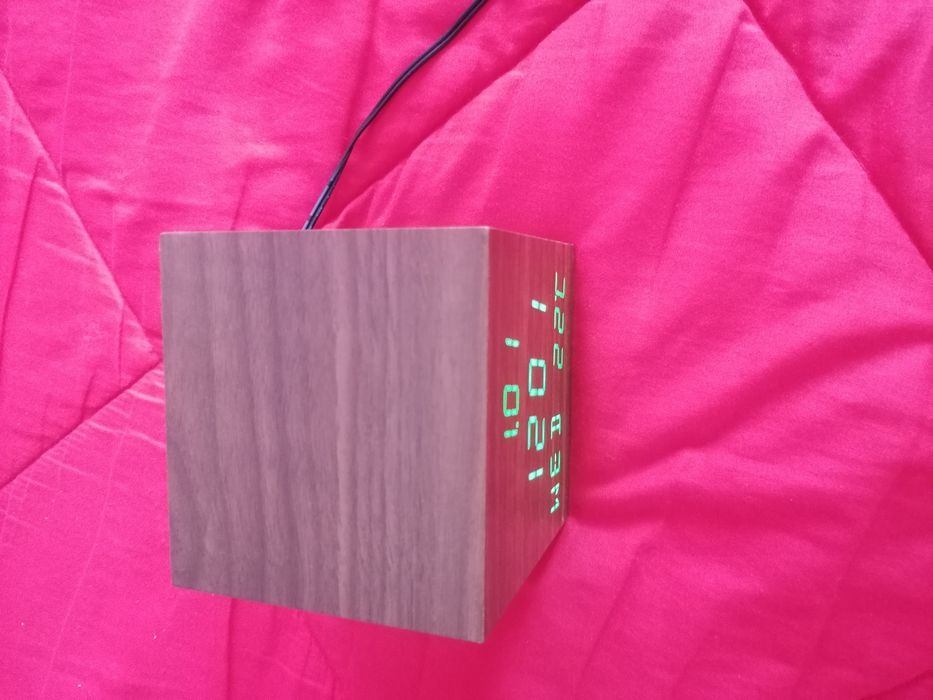 Relógio LED Verde Madeira 10x10 cm