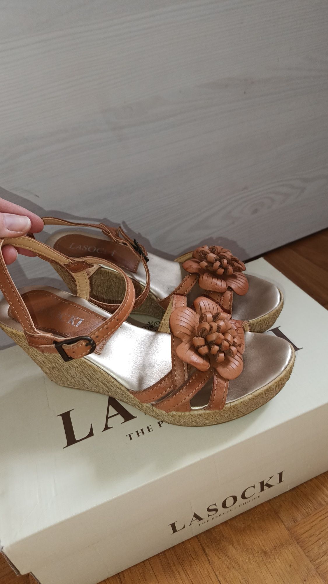 Skórzane sandały na koturnie Lasocki