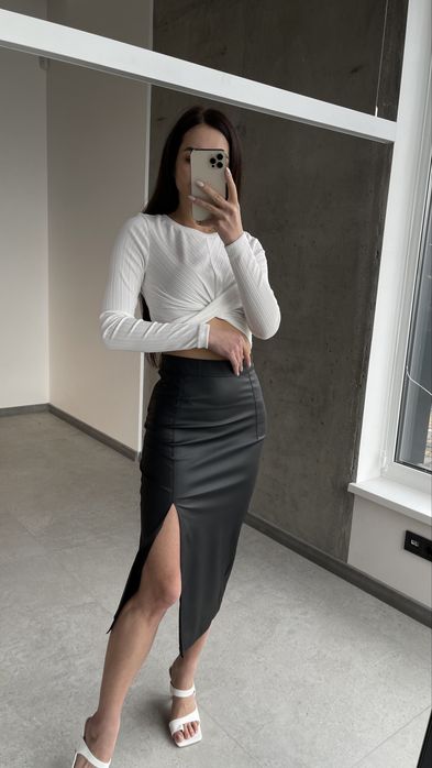 Шкіряна спідниця міді з розрізом в чорному та шокололадному кольорі