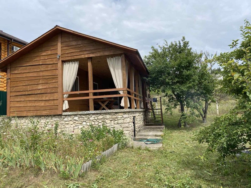 Здається деревʼяний будинок з терасою біля Дністра ( Рудківці)