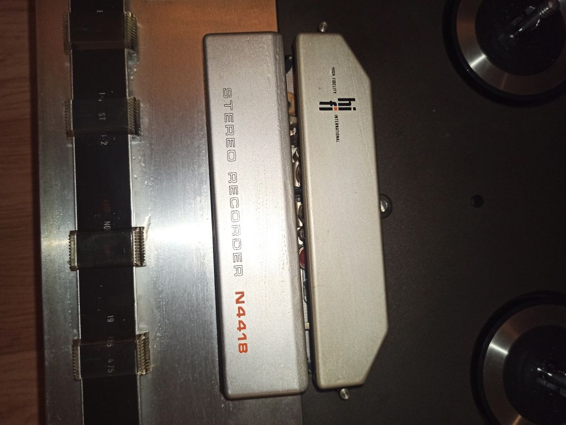 Sprzedam magnetofon szpulowy Philips N4418 do części