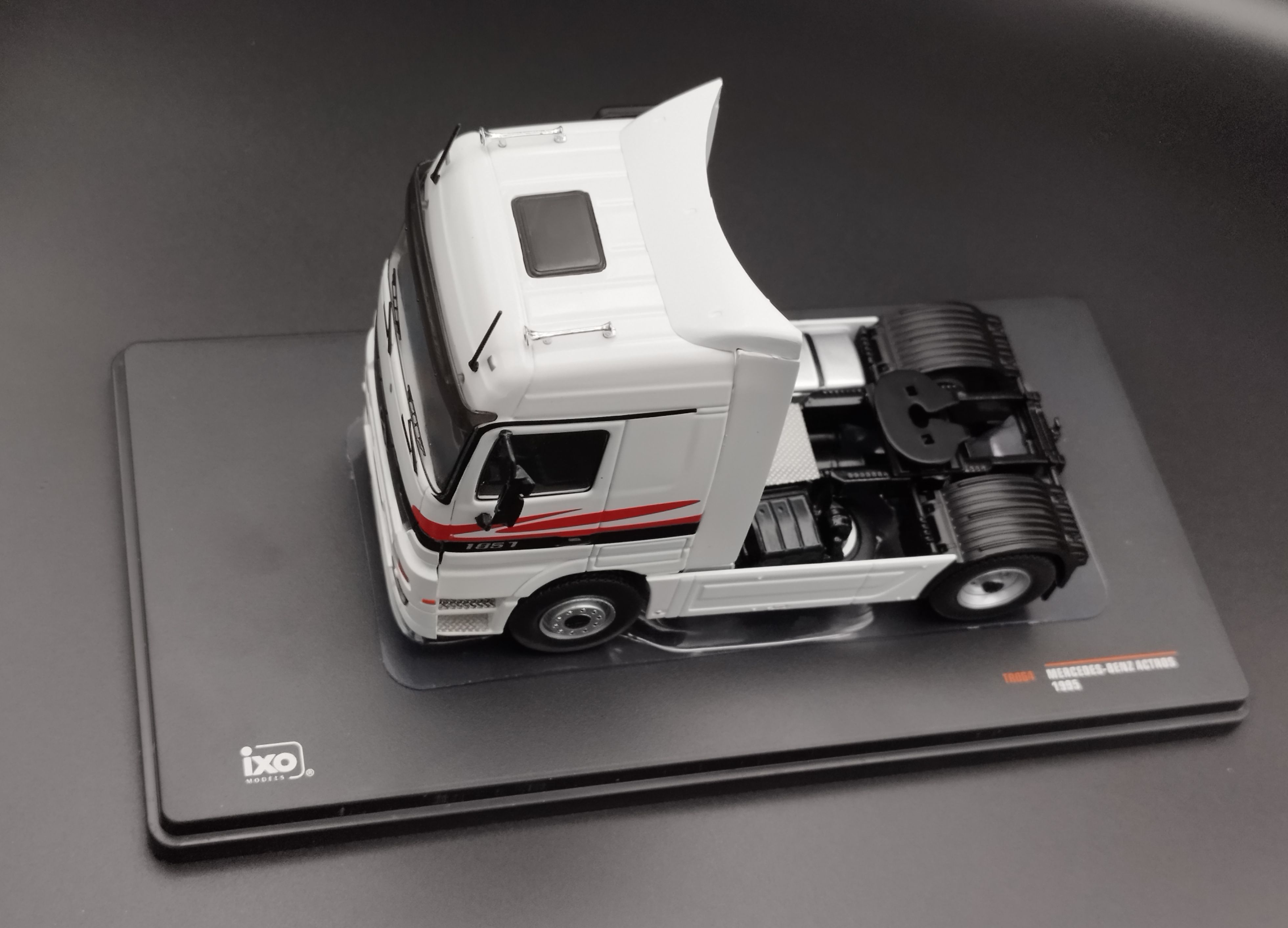 1:43 IXO 1995 Mercedes Actros MP1  model nowy