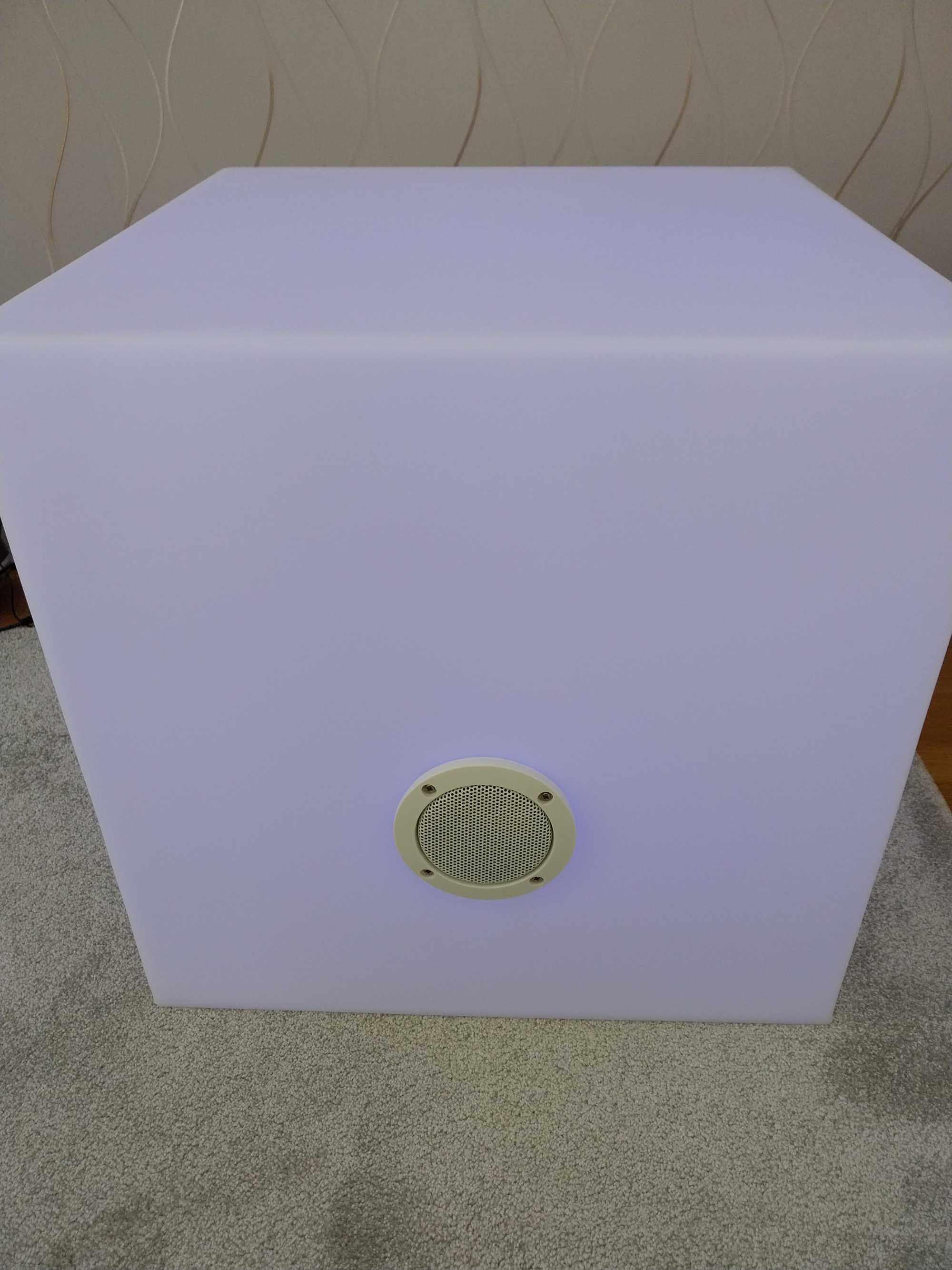Cubo luminoso LED com bateria integrada, colunas e comando, bom estado