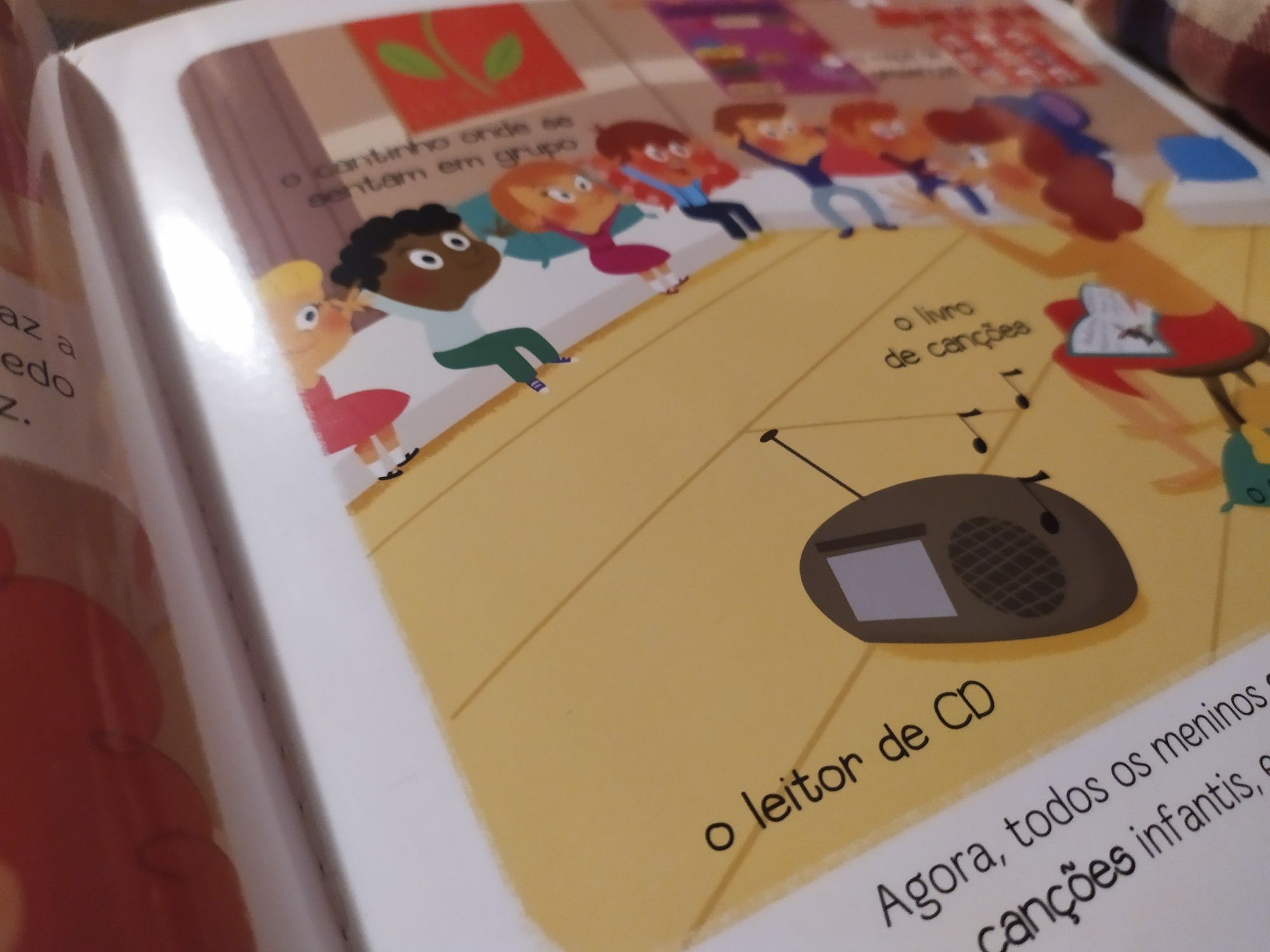 Livro crianças pequenas A Escola