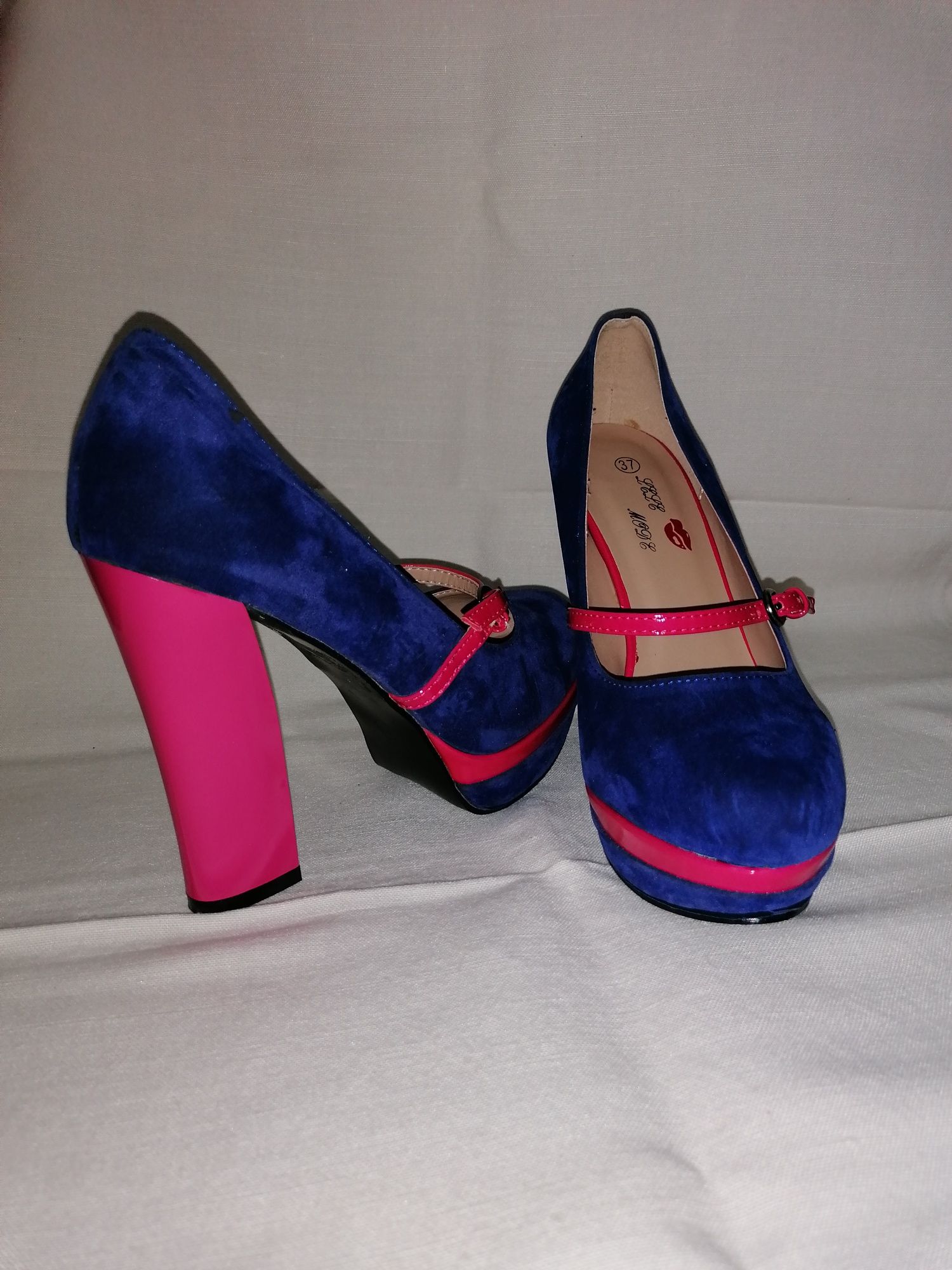 Sapatos azul e rosa